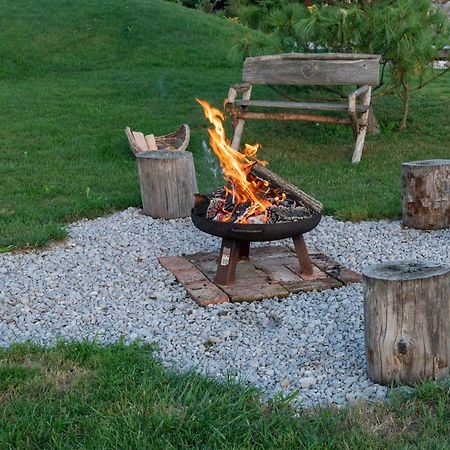 Ribnica Glamping Happiness With Natural Pool מראה חיצוני תמונה